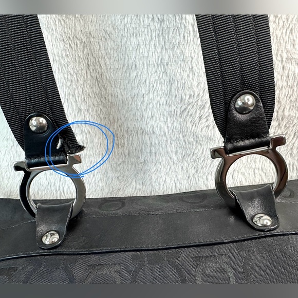 ❌SOLD🖤FIXER SPECIAL! Ferragamo Gancini Shoulder Bag-NEEDS STRAP REPAIR - Picture 8 of 14